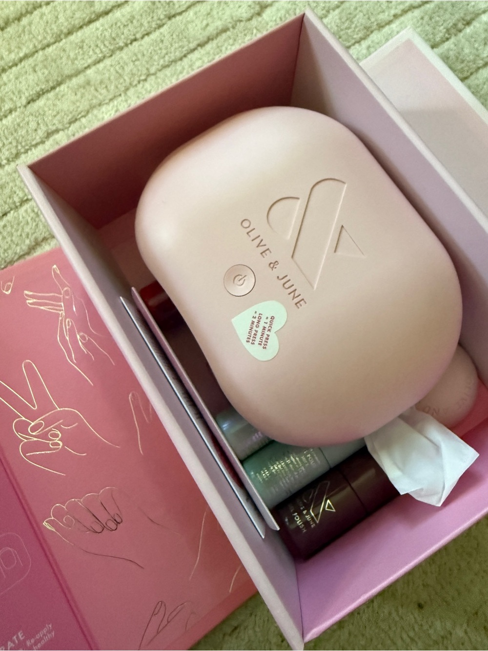 Olive&June Manicure Set with LED lamp